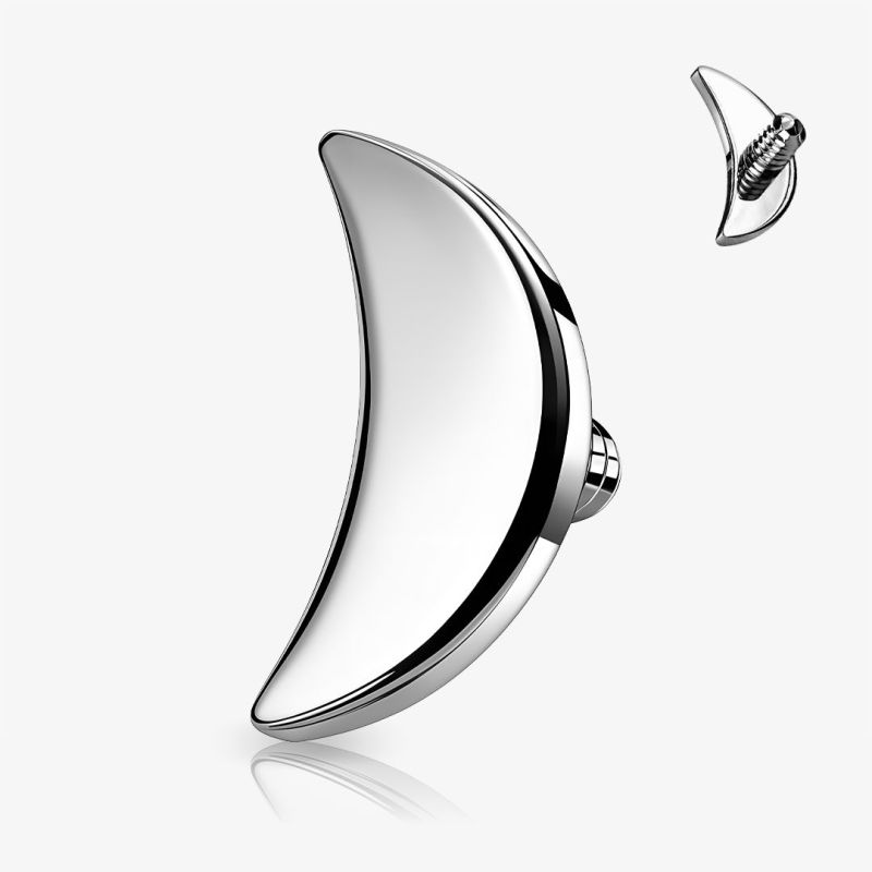 Joia microdermal em formato de lua prateada de titânio com brilho metálico.