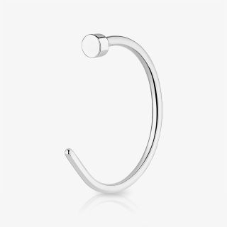 Piercing de nariz argola em aço cirúrgico na cor prata com design minimalista.