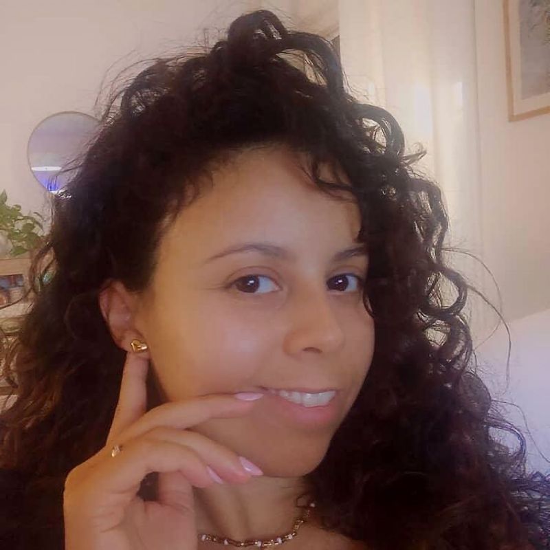 Brinco Dourado Heart Par com Design Romântico e Delicado