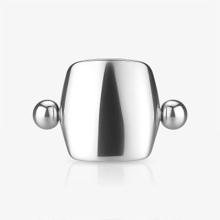 Piercing hélix plano de aço cirúrgico prateado visto em detalhe