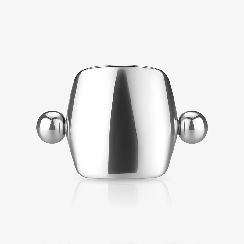 Piercing hélix plano de aço cirúrgico prateado visto em detalhe