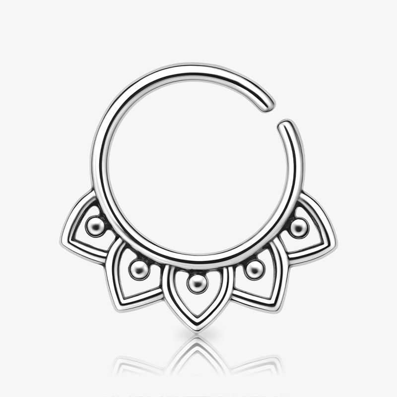 Piercing septo prateado com design de pétalas e acabamento delicado