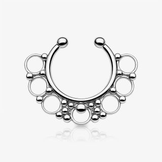 Piercing Septo Falso Argolas prateado com acabamento detalhado e encaixe confortável para o nariz