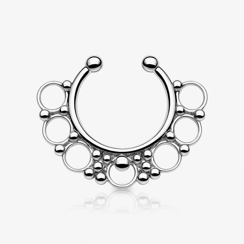 Piercing Septo Falso Argolas prateado com acabamento detalhado e encaixe confortável para o nariz