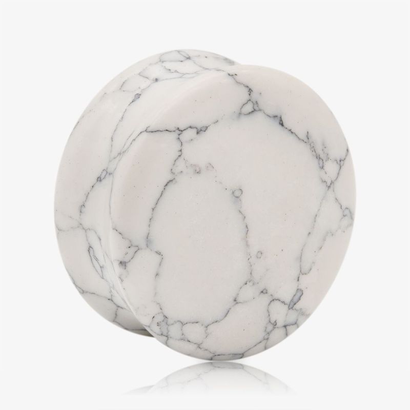 Plug de Pedra Howlita branco com superfície polida e formato anatômico