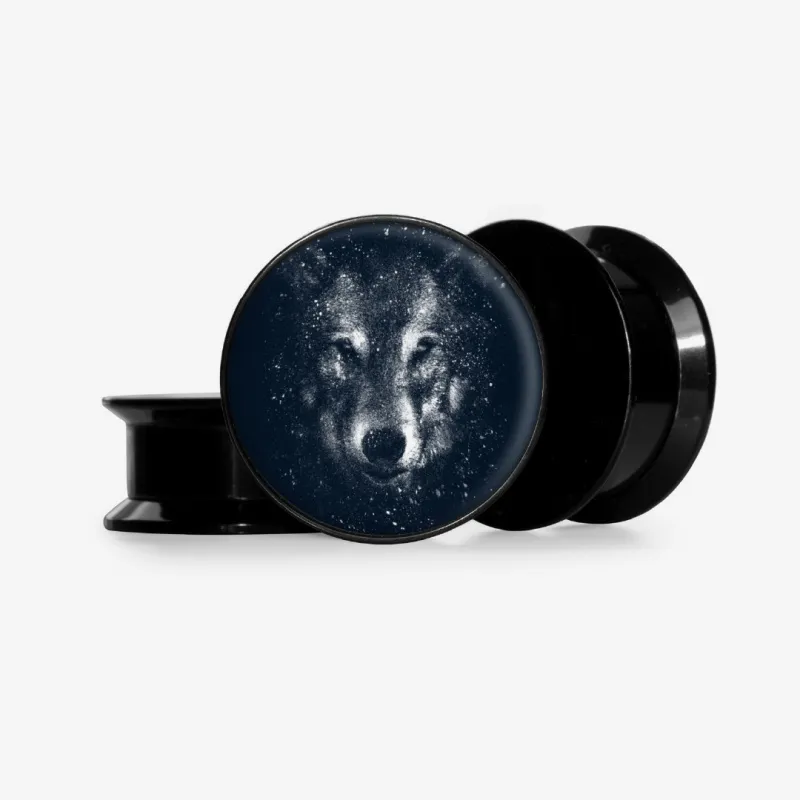 Plug Lobo Sombrio Base com estampa de lobo místico sob fundo escuro
