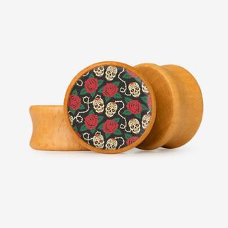 Plug com estampa de caveiras e rosas estilizadas sobre fundo escuro