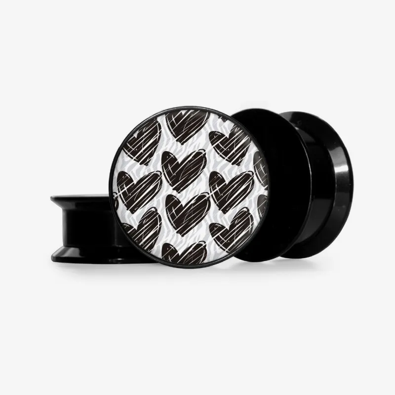 Plug com estampa de corações em preto e branco com design romântico