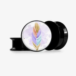 Plug Uma Pena Base com estampa de pena tribal em fundo escuro