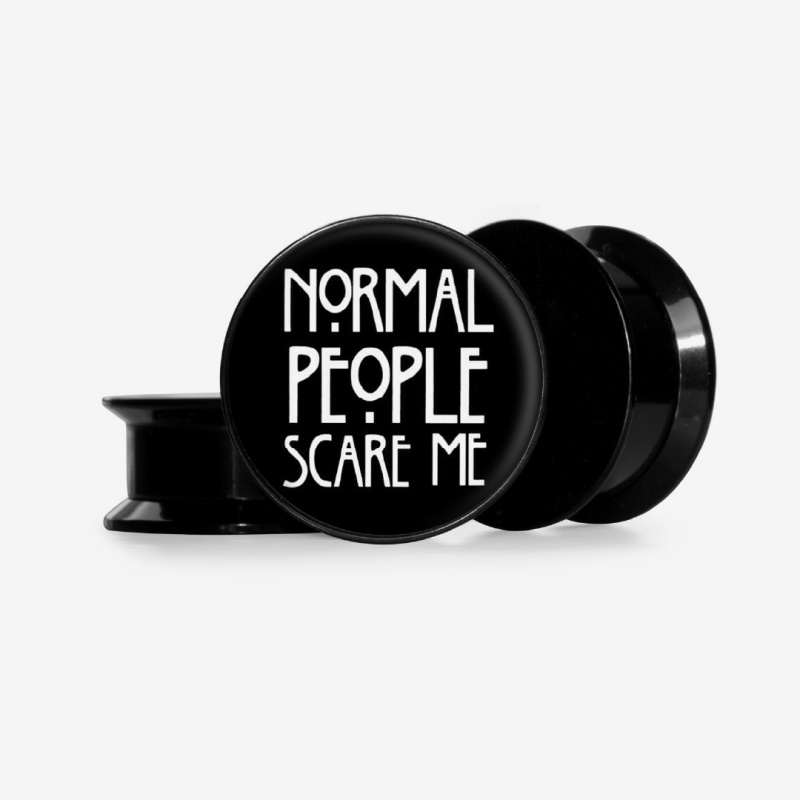 Plug Normal People Scare com frase em destaque em base preta