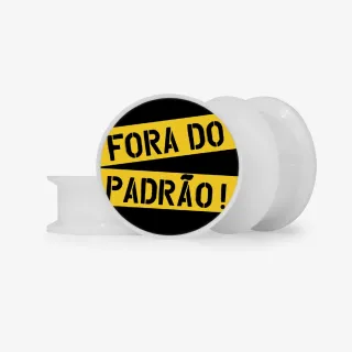 Plug com estampa fora do padrão disponível em diferentes bases e materiais
