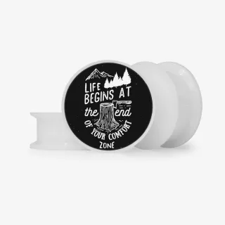 Plug Life Begins At com estampa de frase motivacional em fundo preto