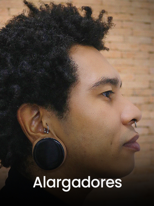 Modelo com alargador preto nas orelhas, representando a categoria de alargadores da Alargs.com.br