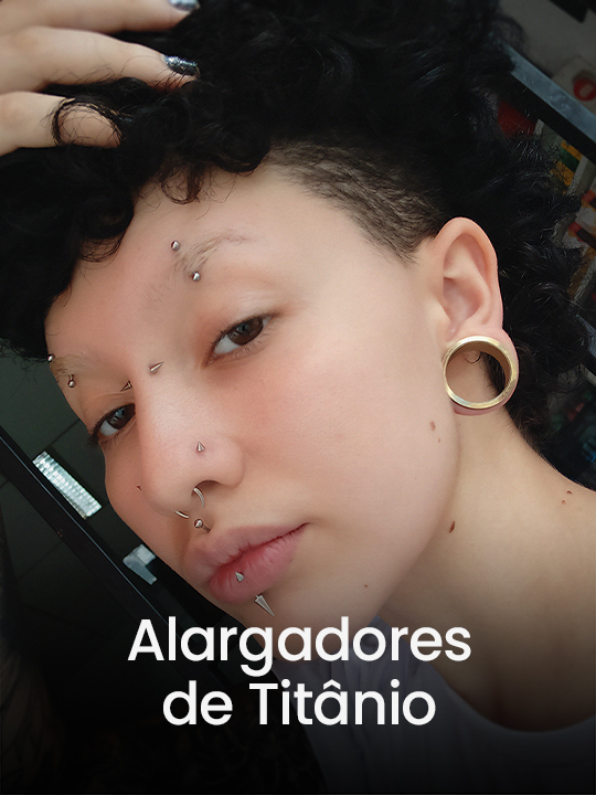 Modelo com cabelo preto usando alargadores de titânio, representando a categoria de alargadores de titânio da Alargs.com.br