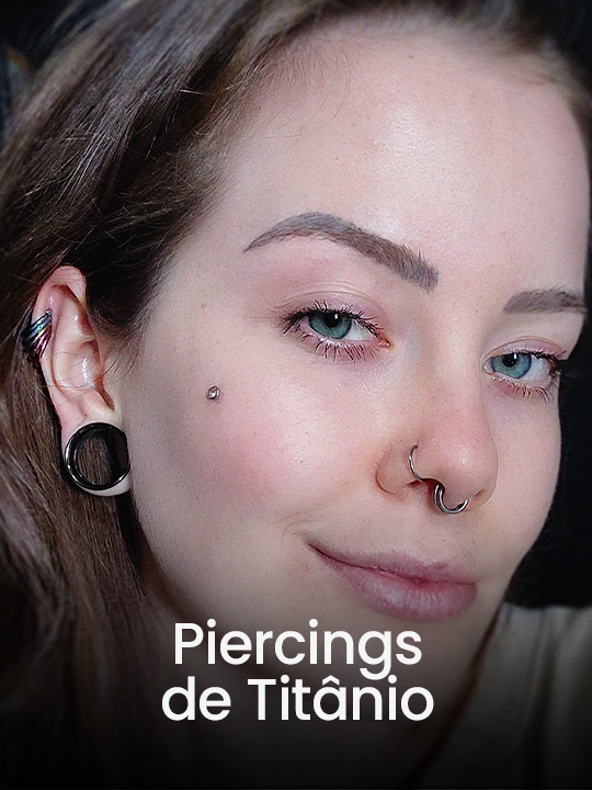 Modelo usando piercings de titânio da Alargs.com.br
