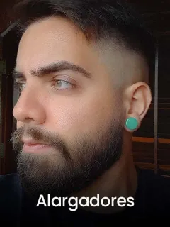 Modelo com alargadores verdes nas orelhas, representando a categoria de alargadores da Alargs.com.br