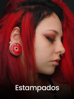 Modelo com cabelo vermelho vibrante usando alargadores estampados com símbolo, representando a categoria de alargadores estampados da Alargs.com.br