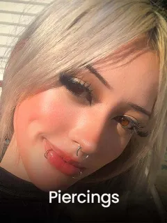 Modelo com vários piercings no rosto, no septo e lábio inferior, representando a categoria de piercings da Alargs.com.br