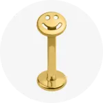 Piercing tragus dourado com smiley